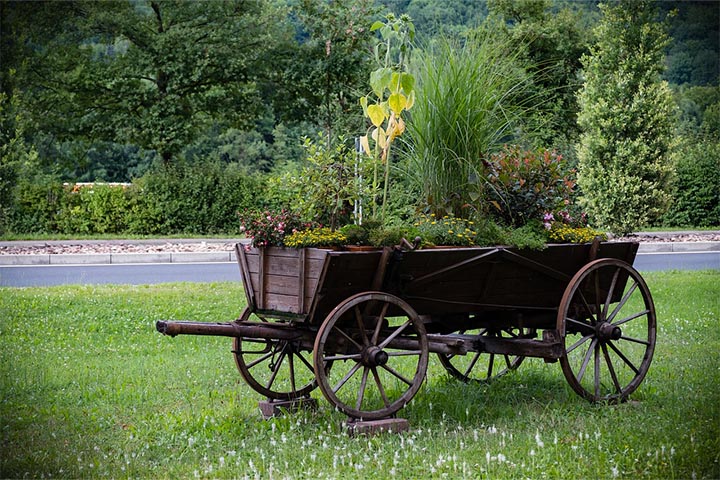 unique horse drawn wagon ornaments